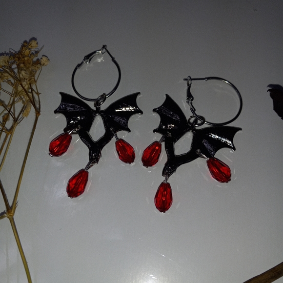 Red bat drop earrings - Picture 12 of 12